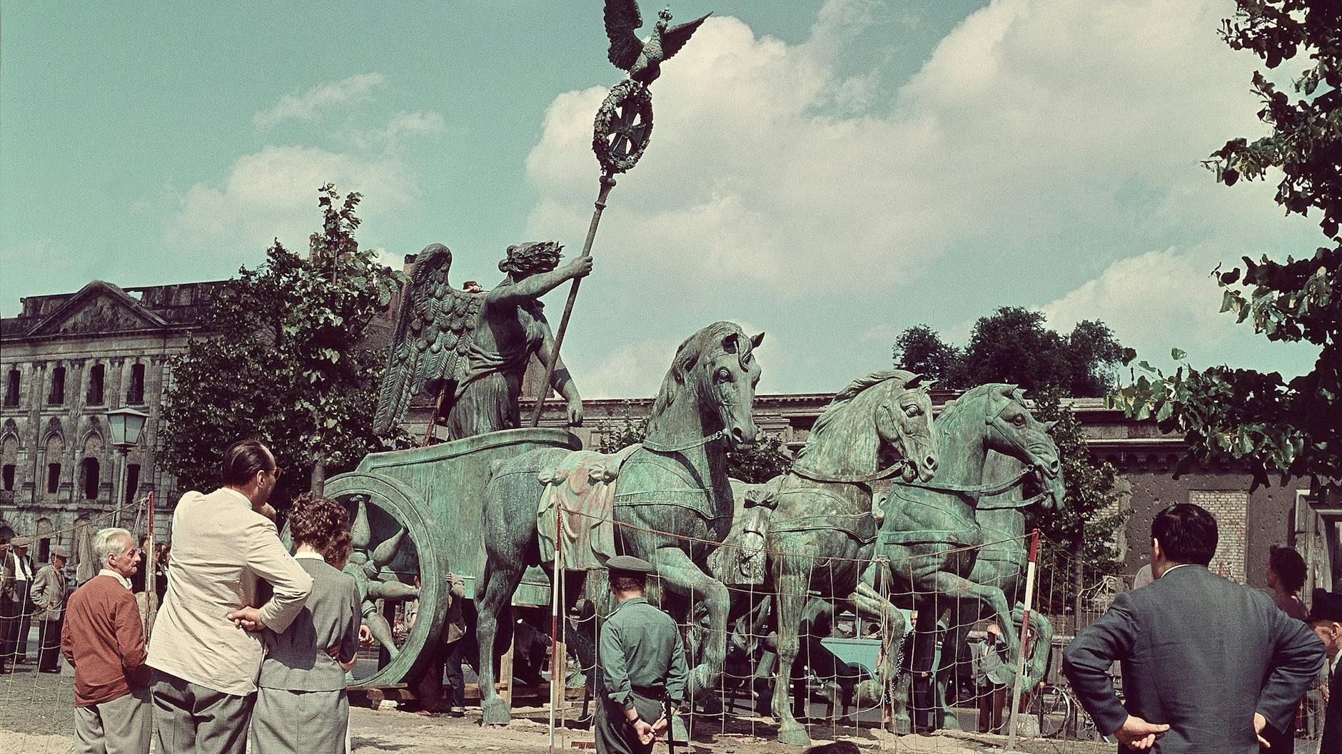September 1958 auf dem Pariser Platz: die Quadriga – so, wie sie aus der Steglitzer Bildgießerei Noack eingetroffen war. Der Ost-Berliner Magistrat ließ kurz darauf das Eiserne Kreuz und den Adler entfernen.