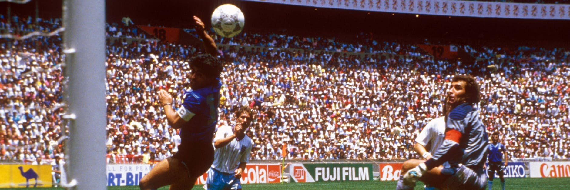 Diego Maradona erzielt im Viertelfinale der WM 1986 in Mexiko mit der Hand das 1:0. Während die halbe Fußballwelt schäumt liegt die andere Hälfte ihm spätestens nach seiner Erklärung – „Es war die Hand Gottes“ – zu Füßen.