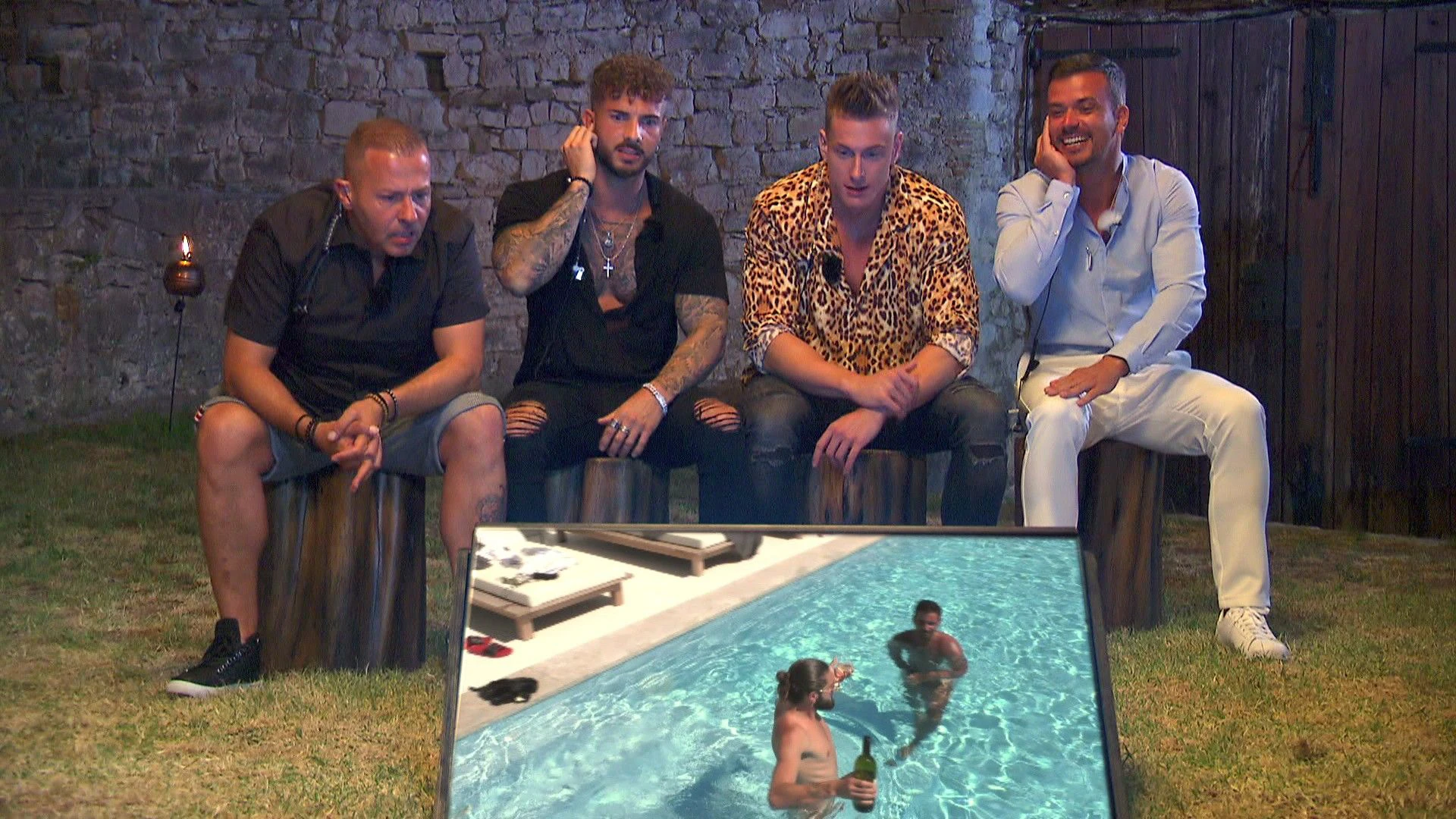„Neeeee“ raunt Willi Herren, als er nackte Männer im Pool der Frauen-Villa sieht.