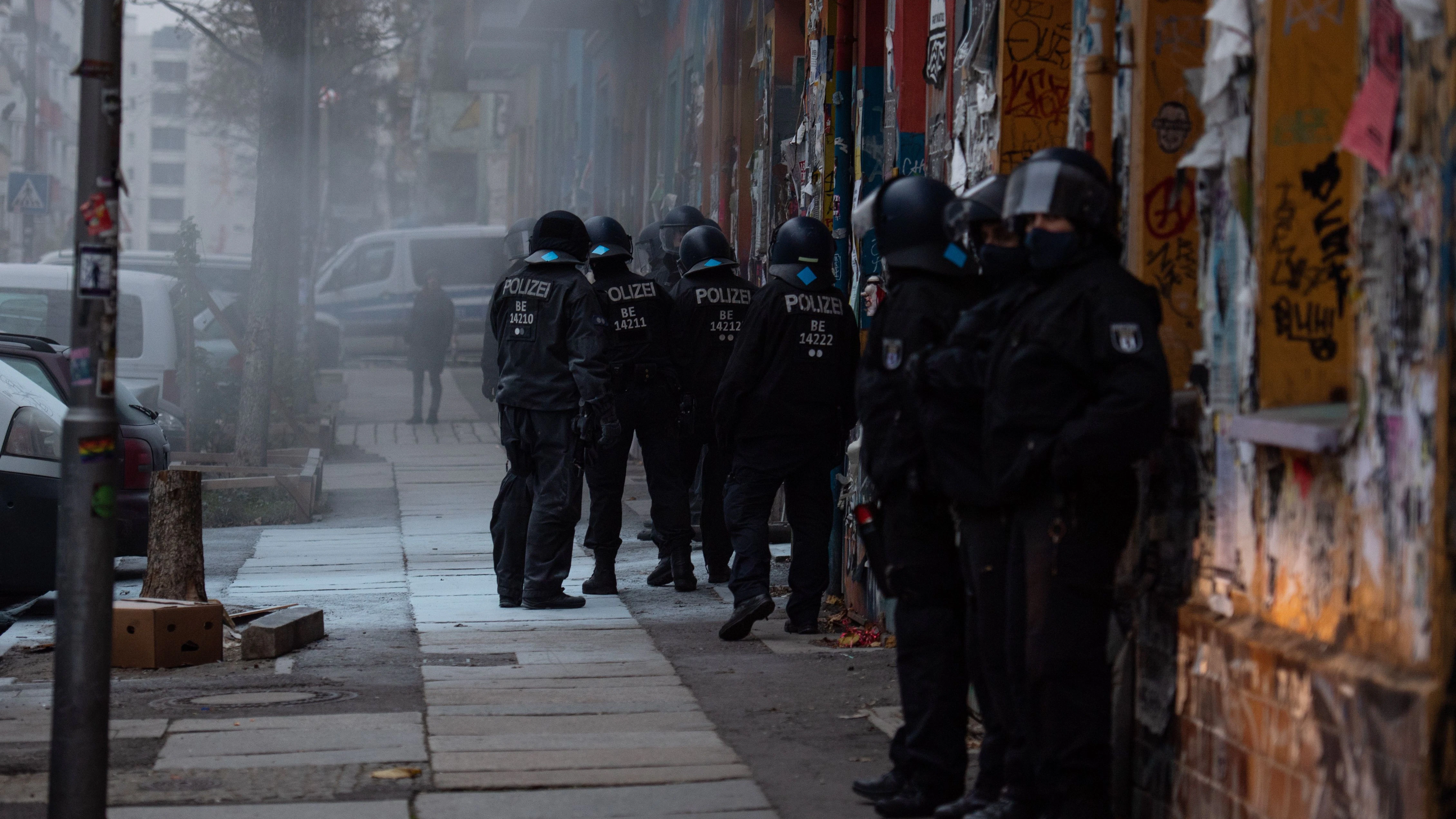 Polizisten stehen vor einem Haus in der Rigaer Straße. Die Bewohner hatten zuvor versucht, die Räumung eines Lagers von zwei Obdachlosen zu verhindern. Daraufhin rückte die Polizei mit&nbsp;Verstärkung an.&nbsp;
