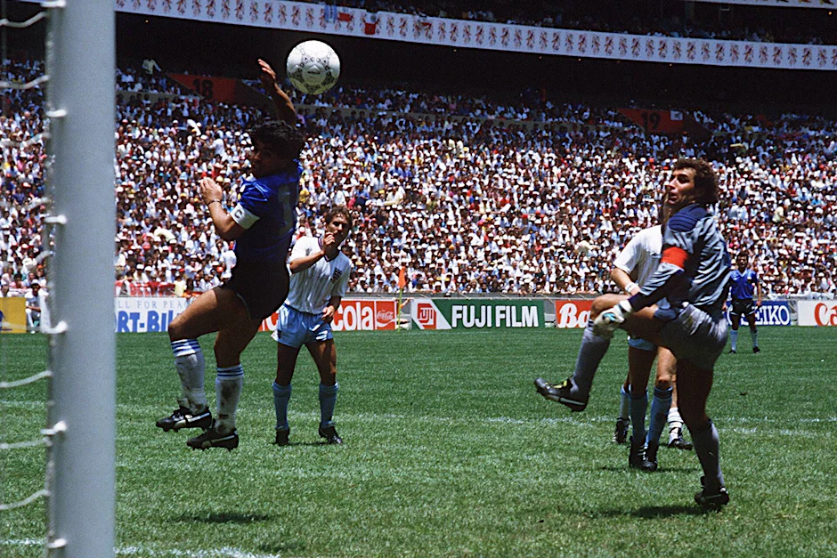 Die Hand Gottes bei der WM 1985 war ein irreguläres Tor. Englands Keeperlegende Peter Shilton pocht auf die Wahrheit.