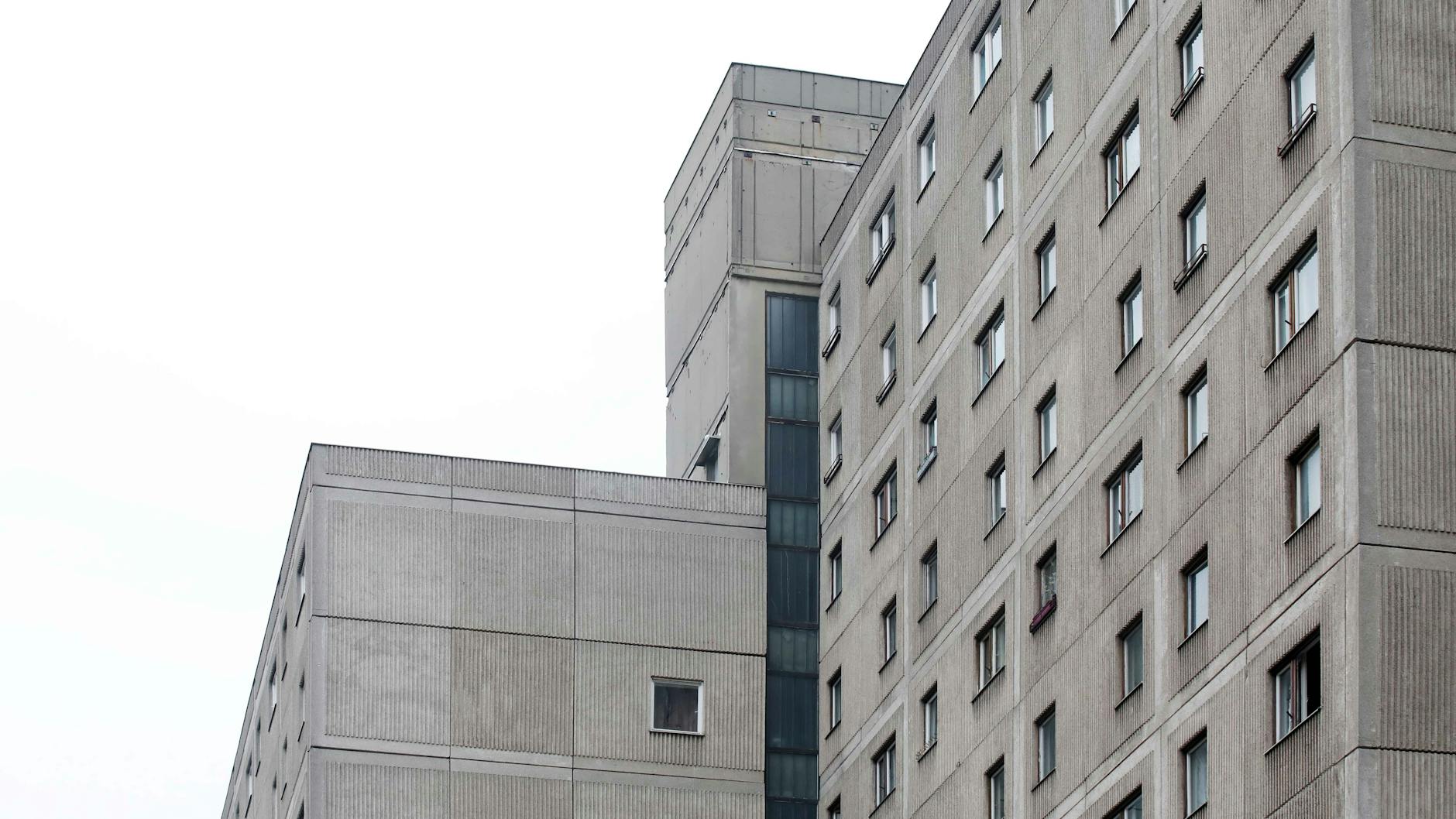 An der Fassade des Hauses Memhardstraße 2 gibt es ein einzelnes Fenster. Dahinter wohnte angeblich die Tochter von Erich Honecker.