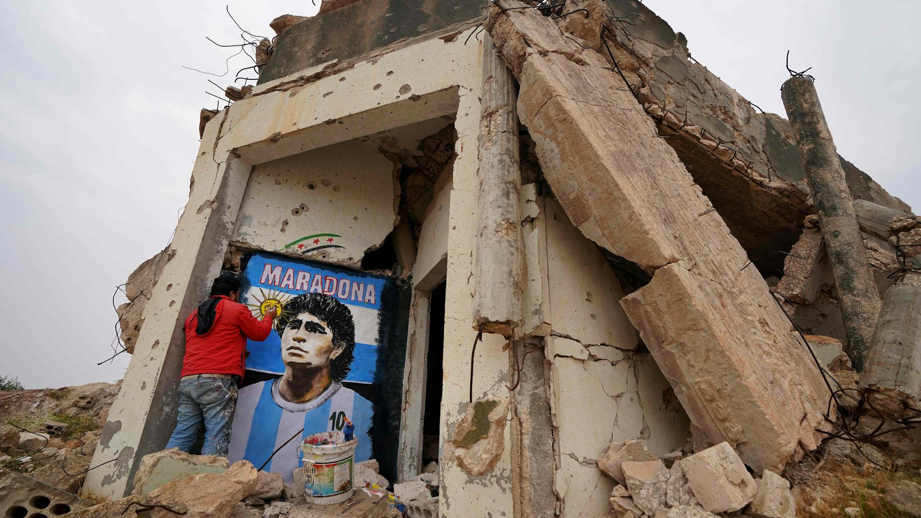 Der syrische Maler Aziz Asmar gedenkt an Diego Maradona in einer Ruine in der Provinz Idlib.