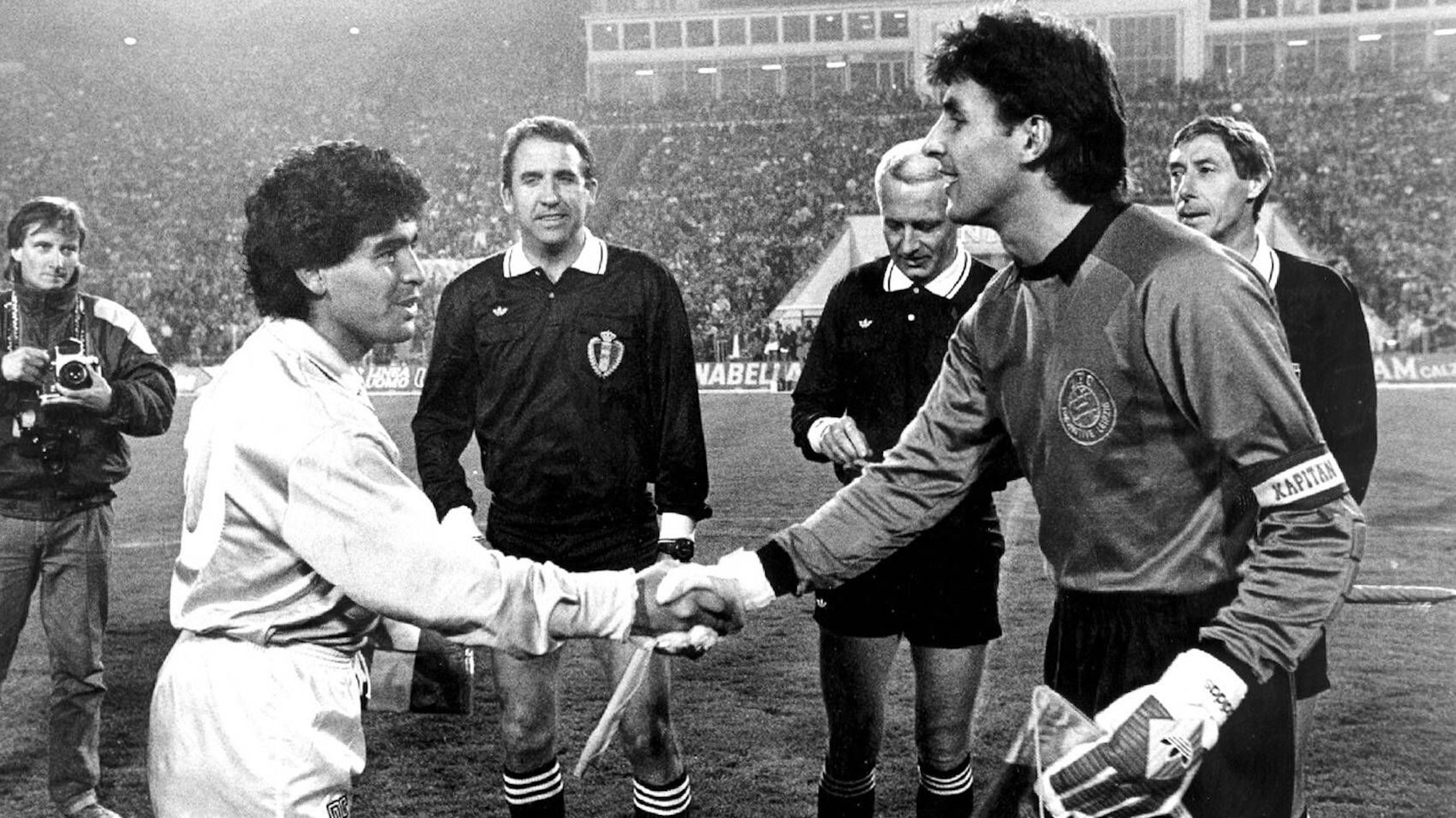 1988 im Leipziger Zentralstadion: Diego Maradona begrüßt als Mannschaftskapitän des SSC Neapel zu Spielbeginn Lok-Kapitän&nbsp;René Müller.