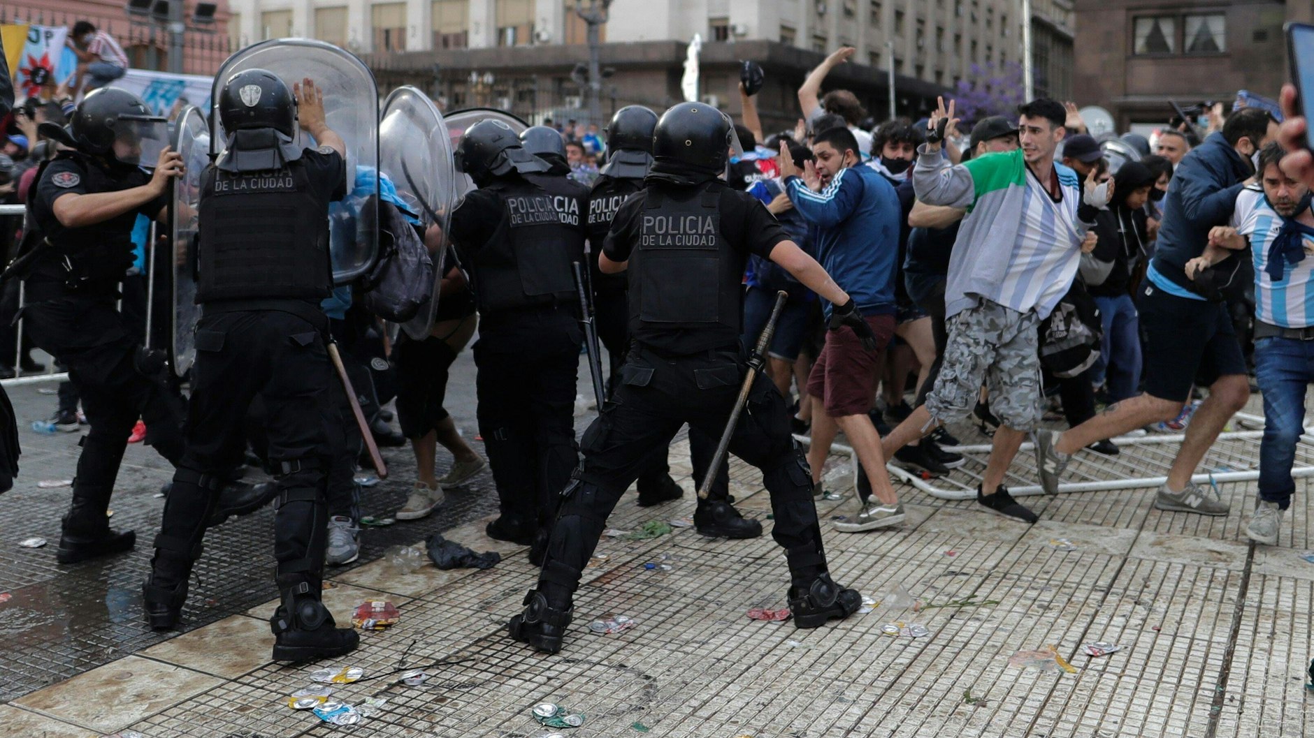 Maradona-Fans überrennen die Sicherheitskräfte vor dem Präsidentenpalast Casa Rosa in Buenos Aires, wo der Sarg des Fußball-Idols aufgebahrt ist.