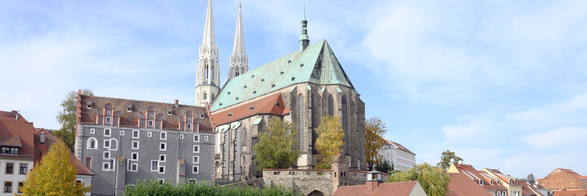 Blick über den Grenzfluss Neiße auf die Pfarrkirche St. Peter und Paul in Görlitz, Deutschlands östlichste Zipfelstadt.