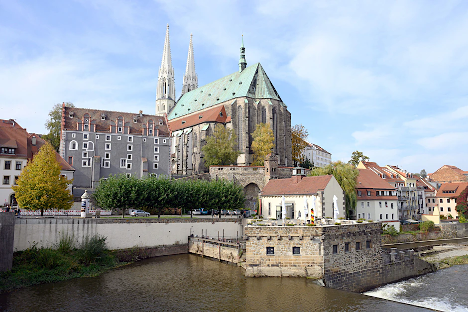Blick über den&nbsp;Grenzfluss Neiße auf die Pfarrkirche St. Peter und Paul in Görlitz, Deutschlands östlichste Zipfelstadt.