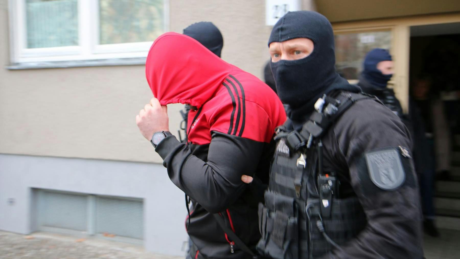 Polizisten nehmen in Neukölln ein Mitglied eines arabischen Clans fest.