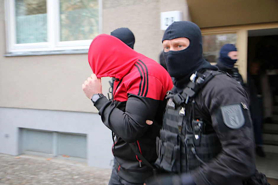Polizisten nehmen in Neukölln ein Mitglied eines arabischen Clans fest.