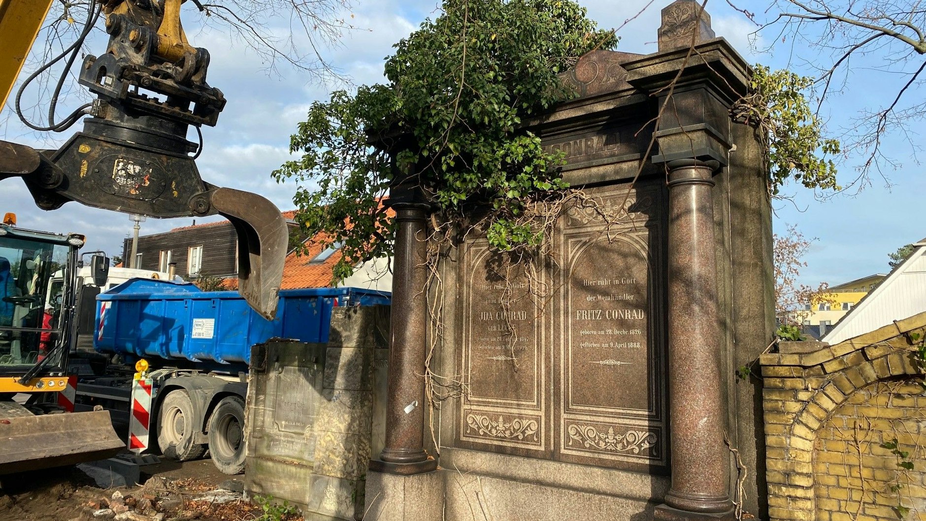 Die Bagger gehen nicht zimperlich mit den alten Sandsteinen um. Buchholzer Bürger versuchten, sie noch aufzuhalten.&nbsp;
