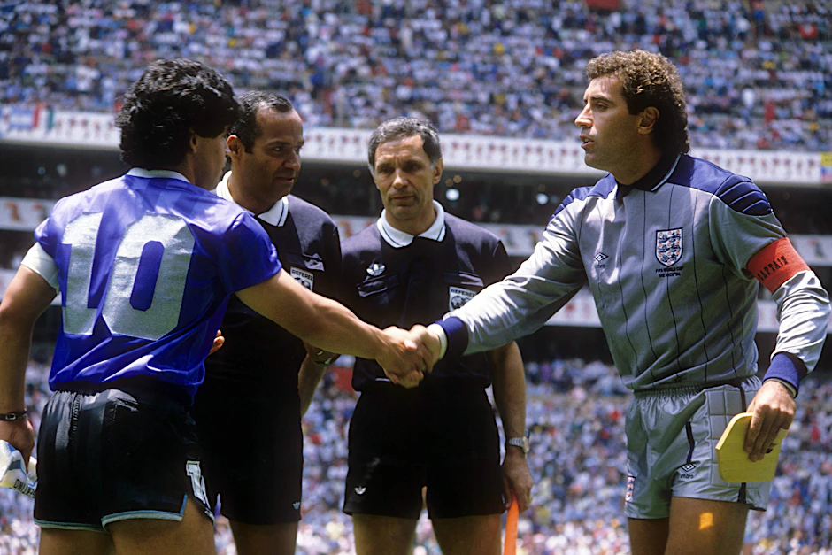 Vor dem Spiel gaben sie sich noch die Hand, danach nie wieder: Diego Maradona und Peter Shilton.