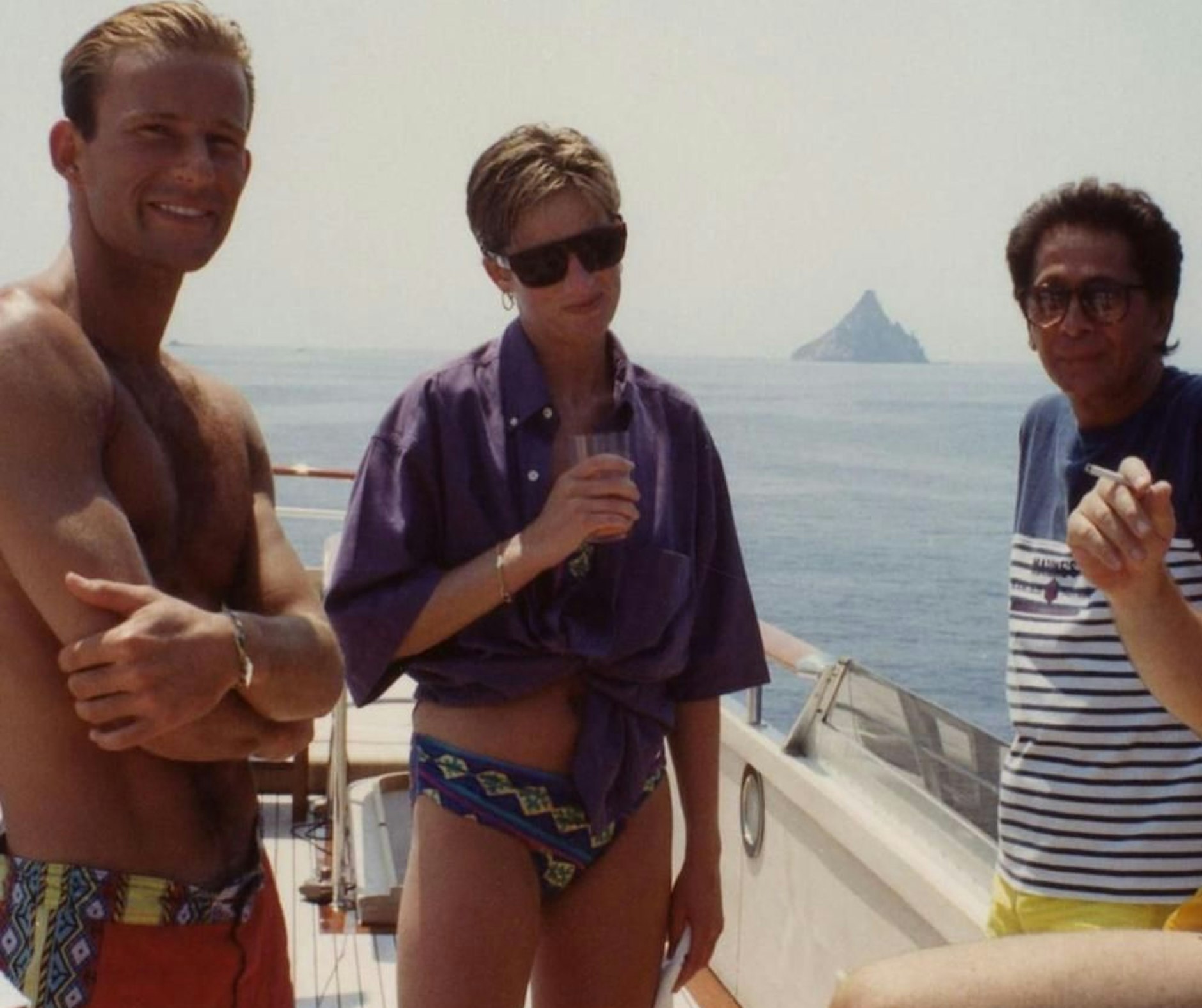 Prinzessin Diana im Urlaub mit Drink in der Hand.&nbsp;