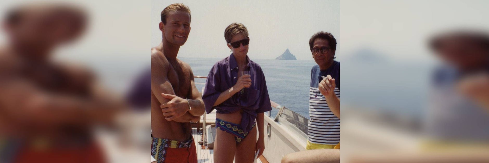 Diana im Bikini mit Modeschöpfer Valentino (r.).