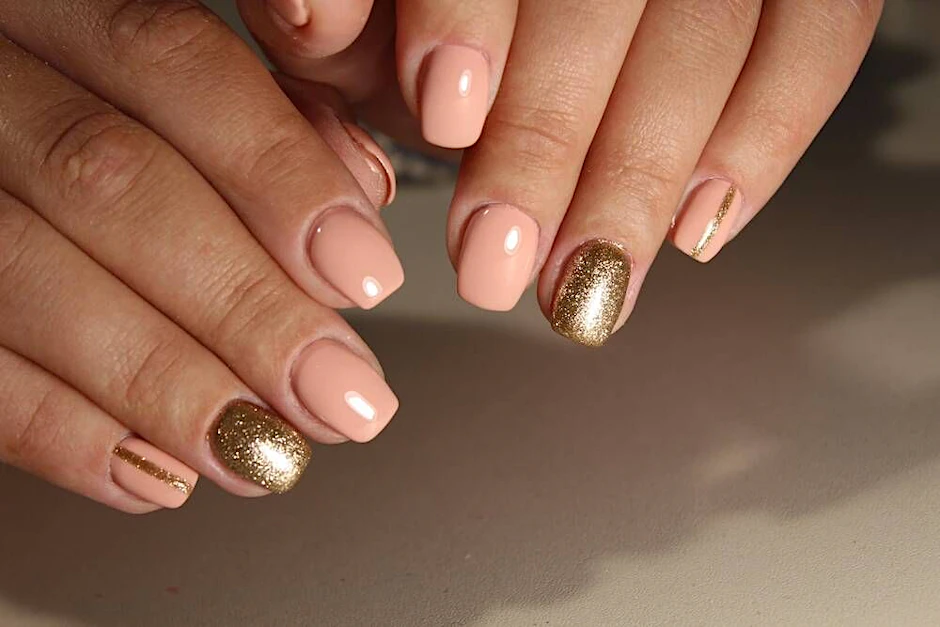 Perfekte Weihnachtsfingernägel bekommt man auch zu Hause hin, wenn die Nagelstudios weiter dicht bleiben im Lockdown. Nude und Glitzer liegen voll im Trend.