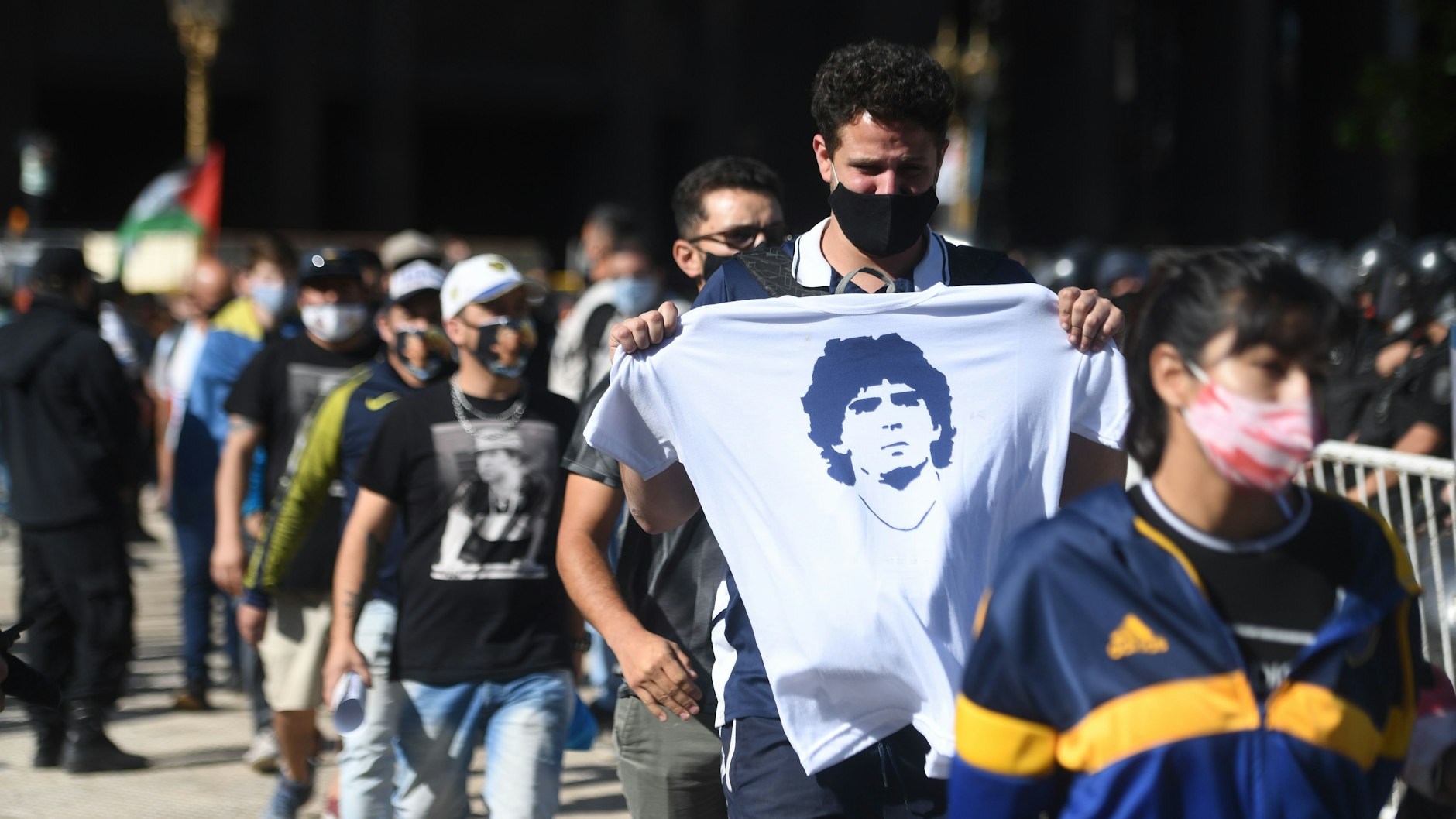 Zehntausende Fans warten geduldig in der Schlange vor dem Palast.