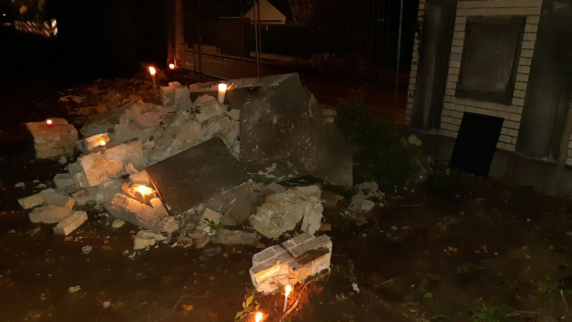 Die Bürger organisierten spontan eine Mahnwache in Französisch-Buchholz, als sie zufällig von dem Abriss auf dem Friedhof erfuhren.