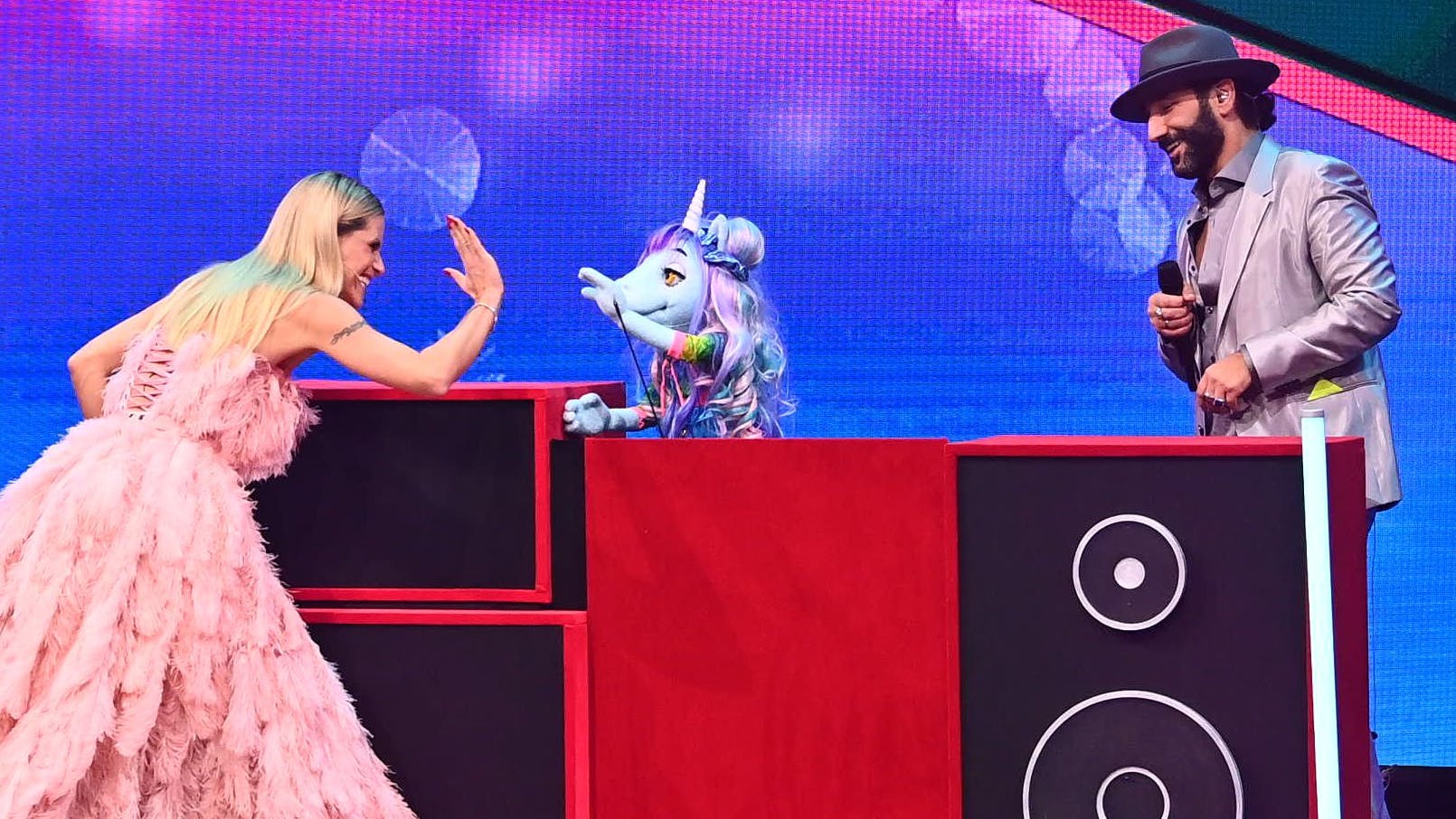 Moderatorin Michelle Hunziker mit Einhorn Didi Rakete und Tänzer Massimo Sinato.
