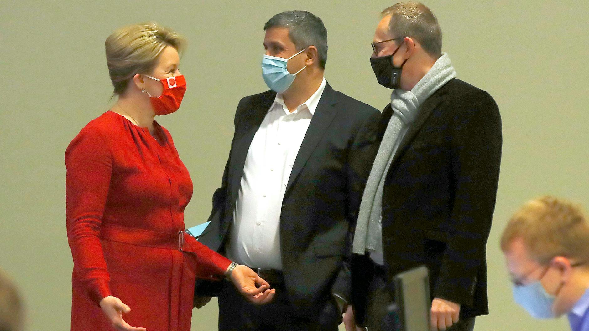 Franziska Giffey, Raed Saleh und Michael Müller am Freitagabend im Estrel. Delegierte waren nicht vor Ort.