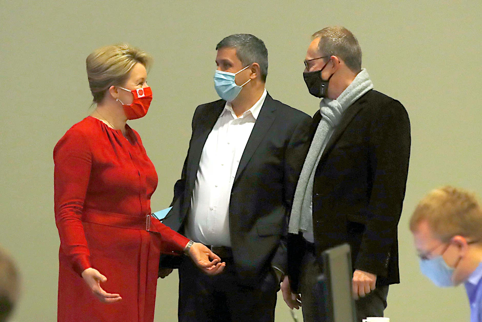 Franziska Giffey, Raed Saleh und Michael Müller am Freitagabend im Estrel. Delegierte waren nicht vor Ort.