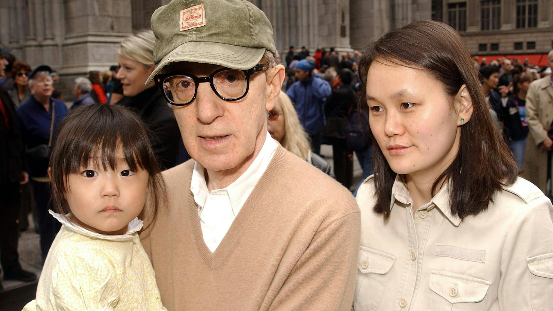 Eine Liebe, die ihn in die Schlagzeilen brachte: Woody Allen mit seiner jetzigen Frau Soon-Yi und der gemeinsamen Tochter Bechet Dumaine bei einem Event in New York, 2002. 