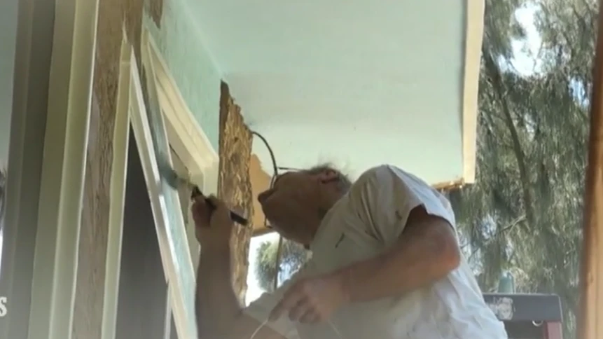 Legt gern selbst Hand an: Konny Reimann streicht sein Haus in Babyblau.