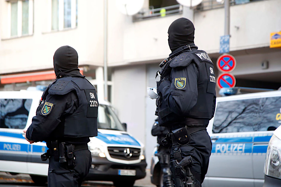 Polizisten durchsuchten am Donnerstag die Räumlichkeiten des Neuköllner Moscheevereins. (Symbolbild)