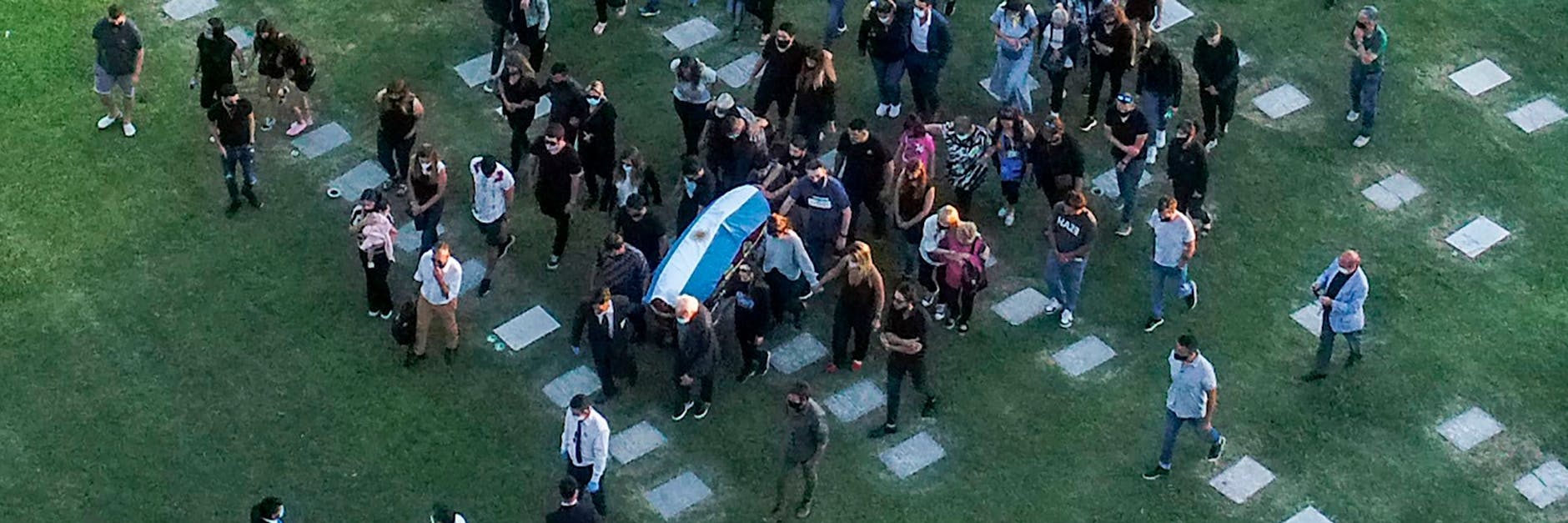 Diego Maradona wurde im kleinen Familienkreis auf dem Friedhof Jardin Bella Vista in Buenos Aires bestattet. 