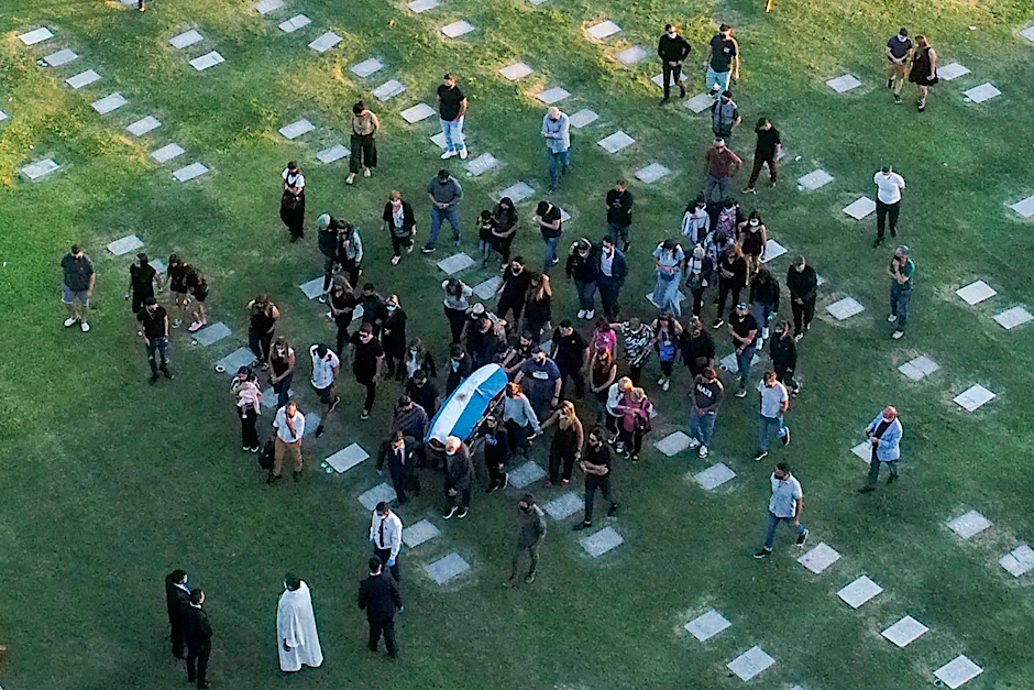 Diego Maradona wurde im kleinen Familienkreis auf dem Friedhof Jardin Bella Vista in Buenos Aires bestattet.&nbsp;