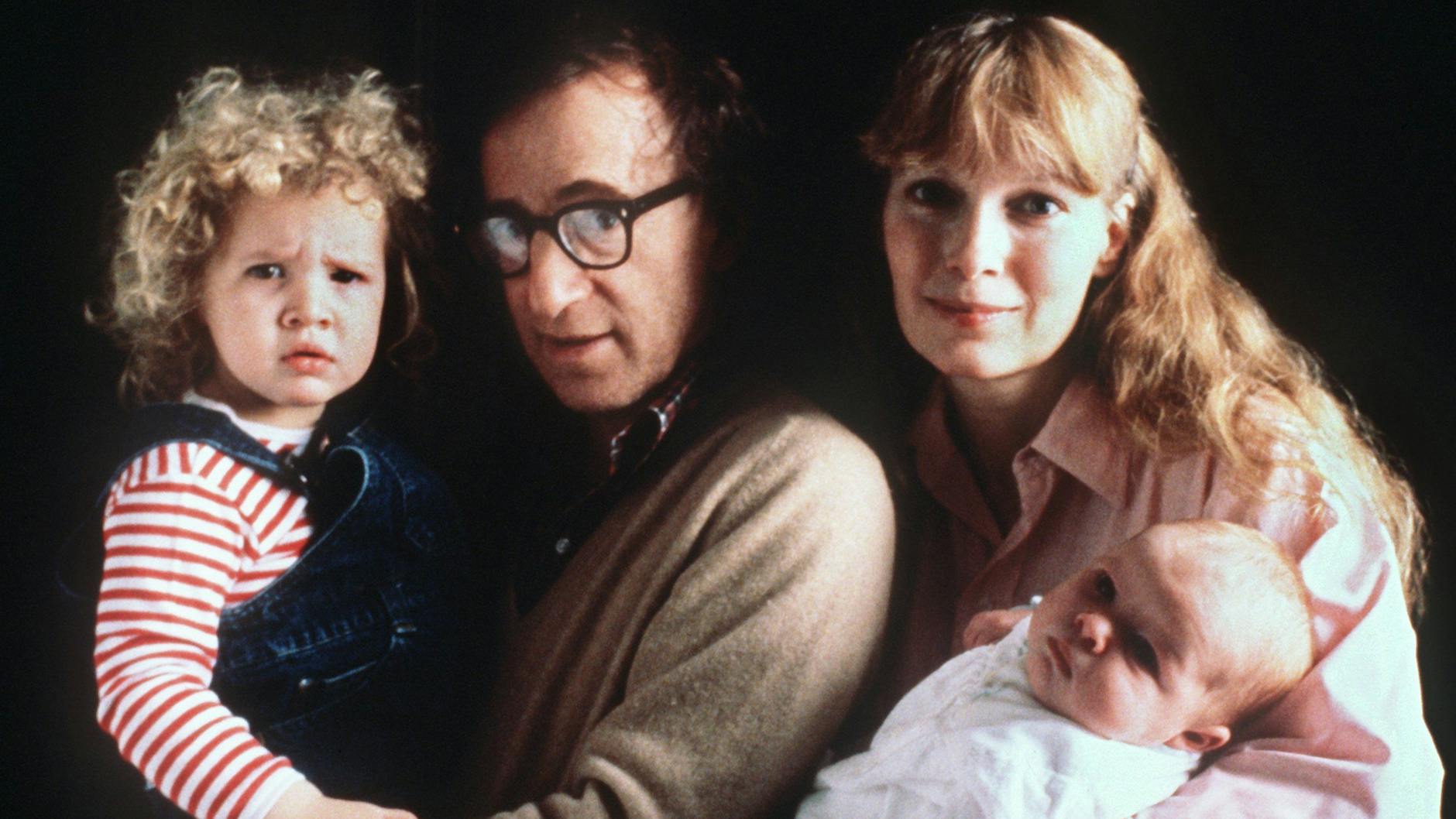 Der amerikanische Filmregisseur und Schauspieler Woody Allen mit seiner Lebensgefährtin Mia Farrow, der Adoptivtochter Dylan und dem gemeinsamen Sohn Satchel –später Ronan Farrow – im Jahr 1988. 