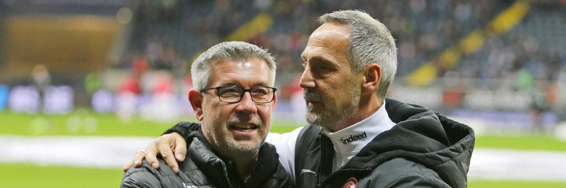 Freundliche Begrüßung zwischen Unions Urs Fischer und Frankfurts Adi Hütter.