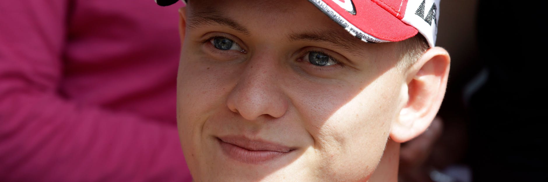 Mick Schumacher hat das Siegerlächeln seines berühmten Vaters. Jetzt will auch der Schumi-Sohn die Formel 1 aufmischen. 