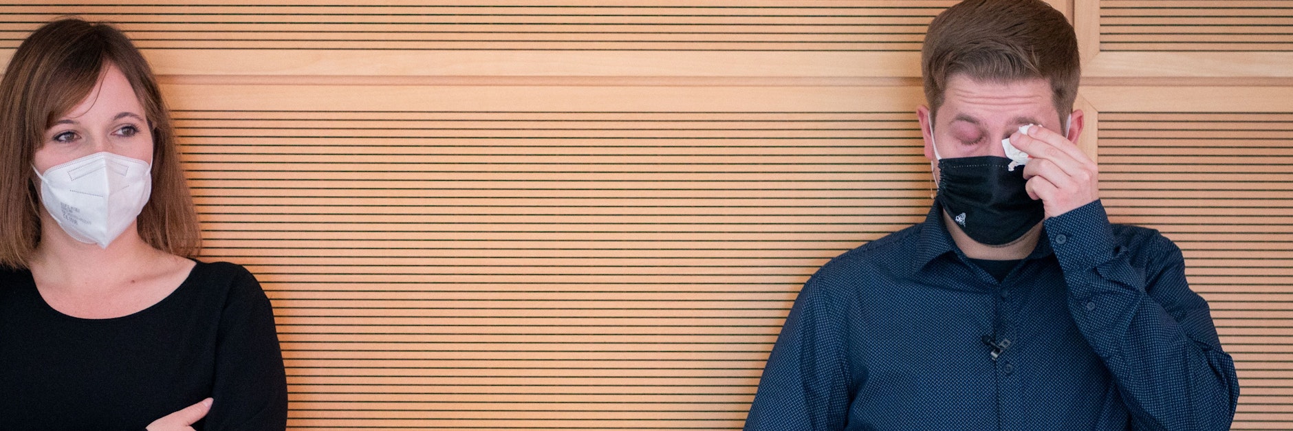 Jessica Rosenthal (l.), Kandidatin für den Bundesvorsitz der Jusos, steht neben dem zu Tränen gerührten Kevin Kühnert.