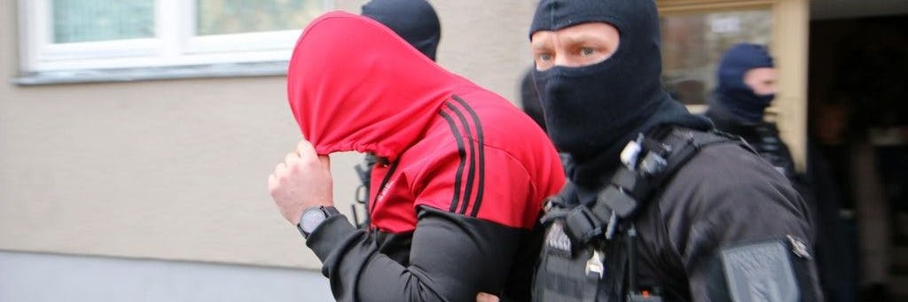 Polizisten nehmen in Neukölln ein Mitglied eines arabischen Clans fest.