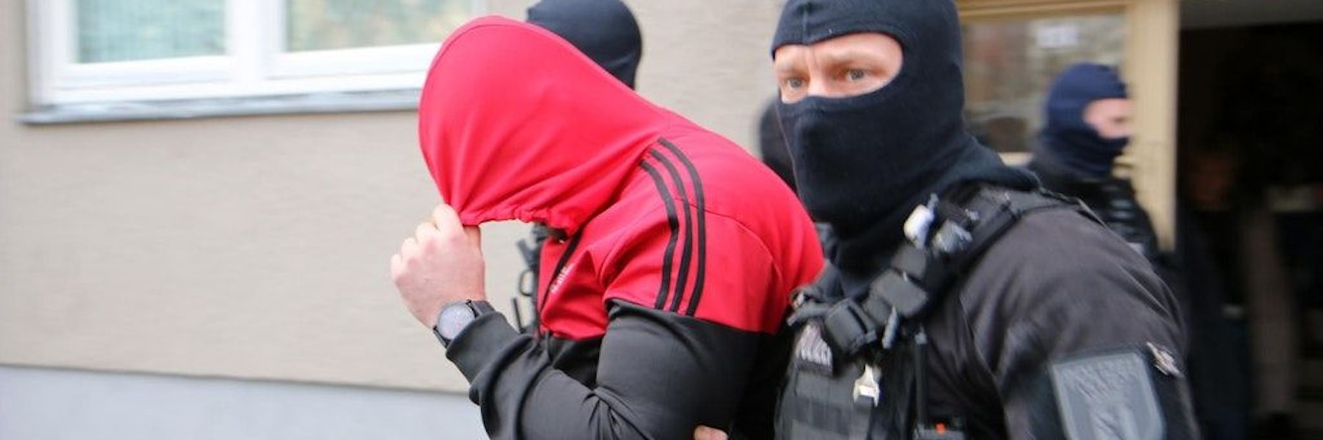 Polizisten nehmen in Neukölln ein Mitglied eines arabischen Clans fest.