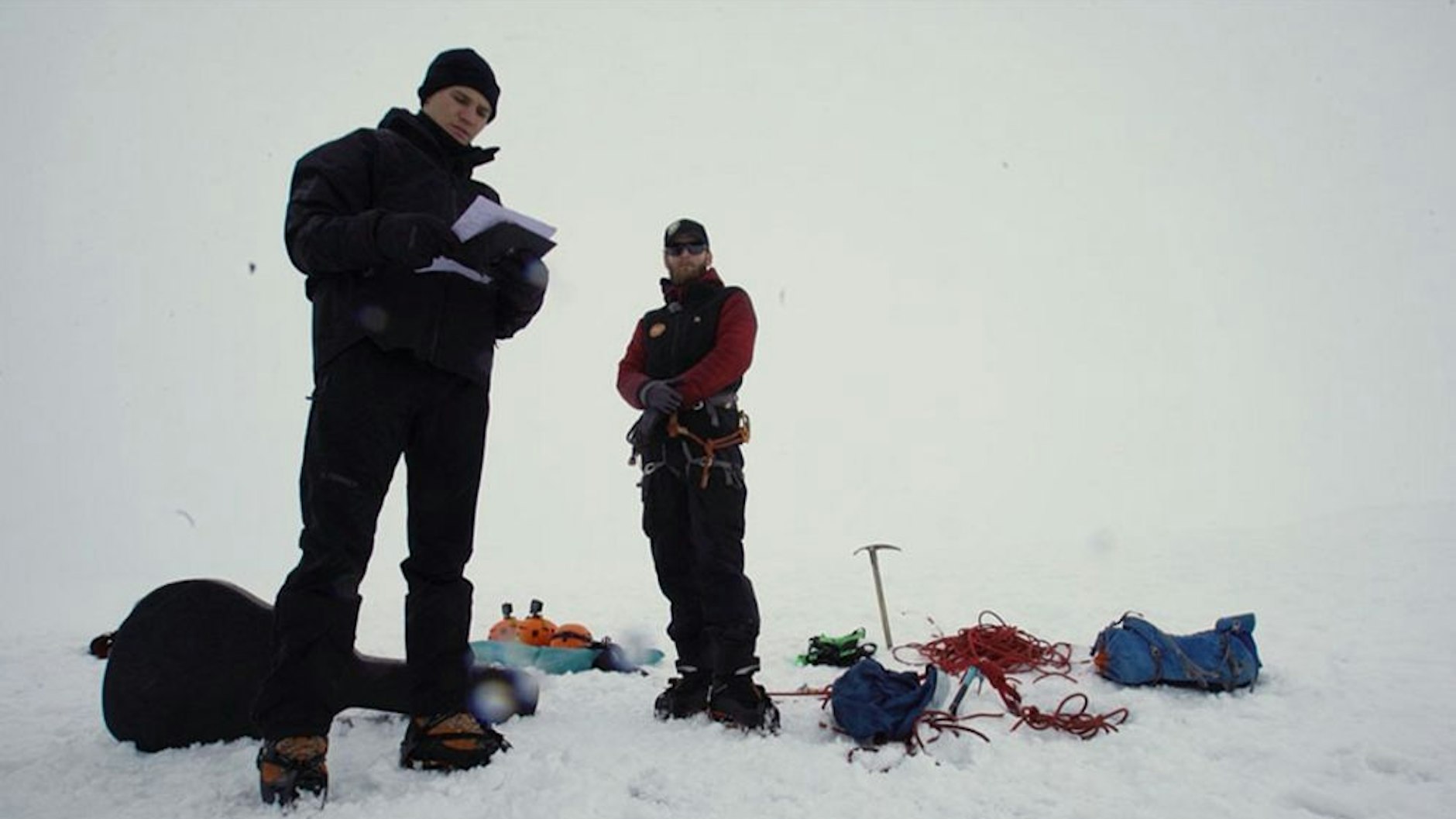 Wincent Weiss vor dem Einstieg ins Eis.&nbsp;