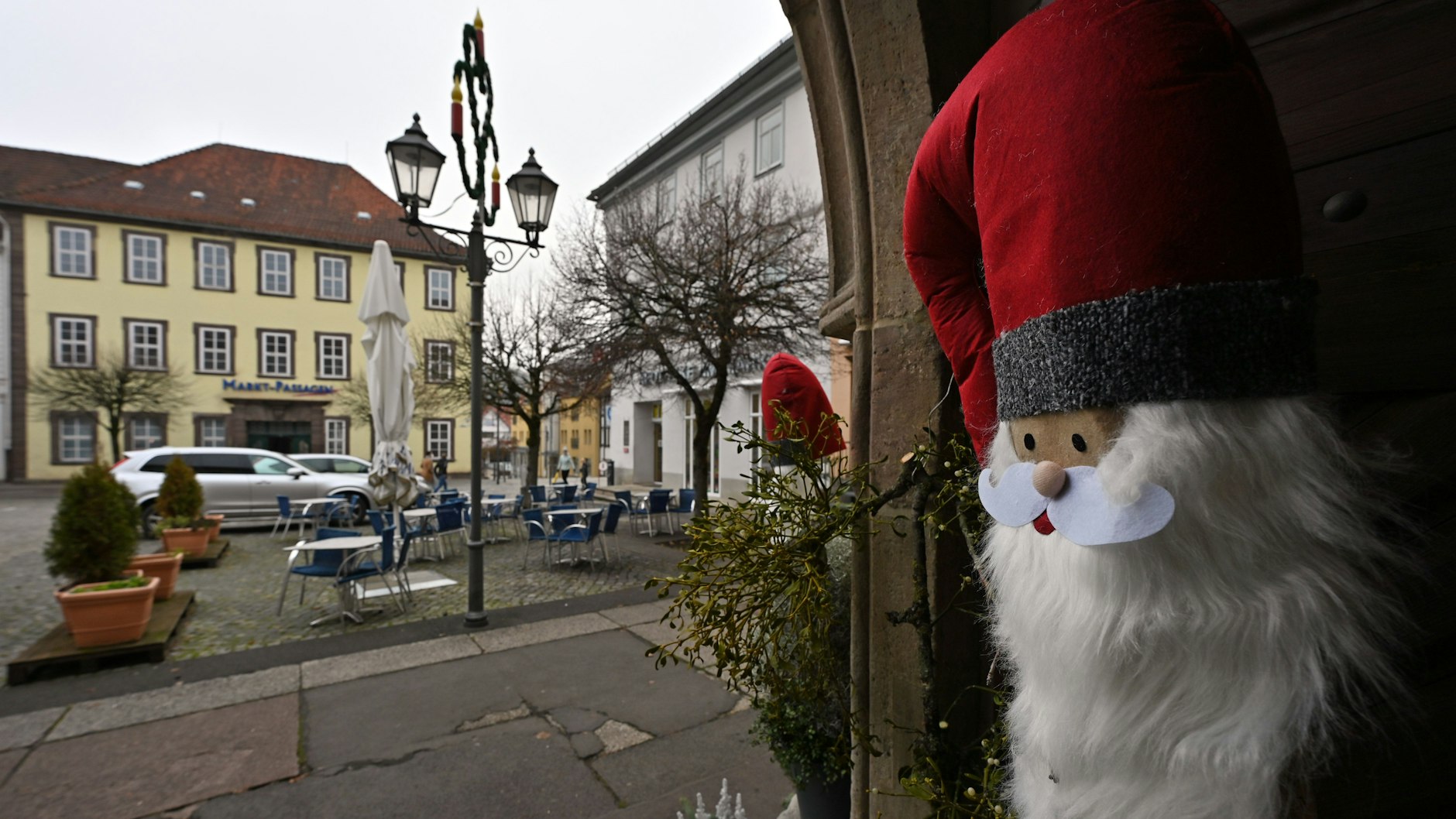 Fast menschenleer ist der Marktplatz mit dem historischen Rathaus. Im deutschlandweit am stärksten von der Corona-Pandemie betroffenen Landkreis Hildburghausen in Thüringen hat sich das Infektionsgeschehen noch einmal verschärft.