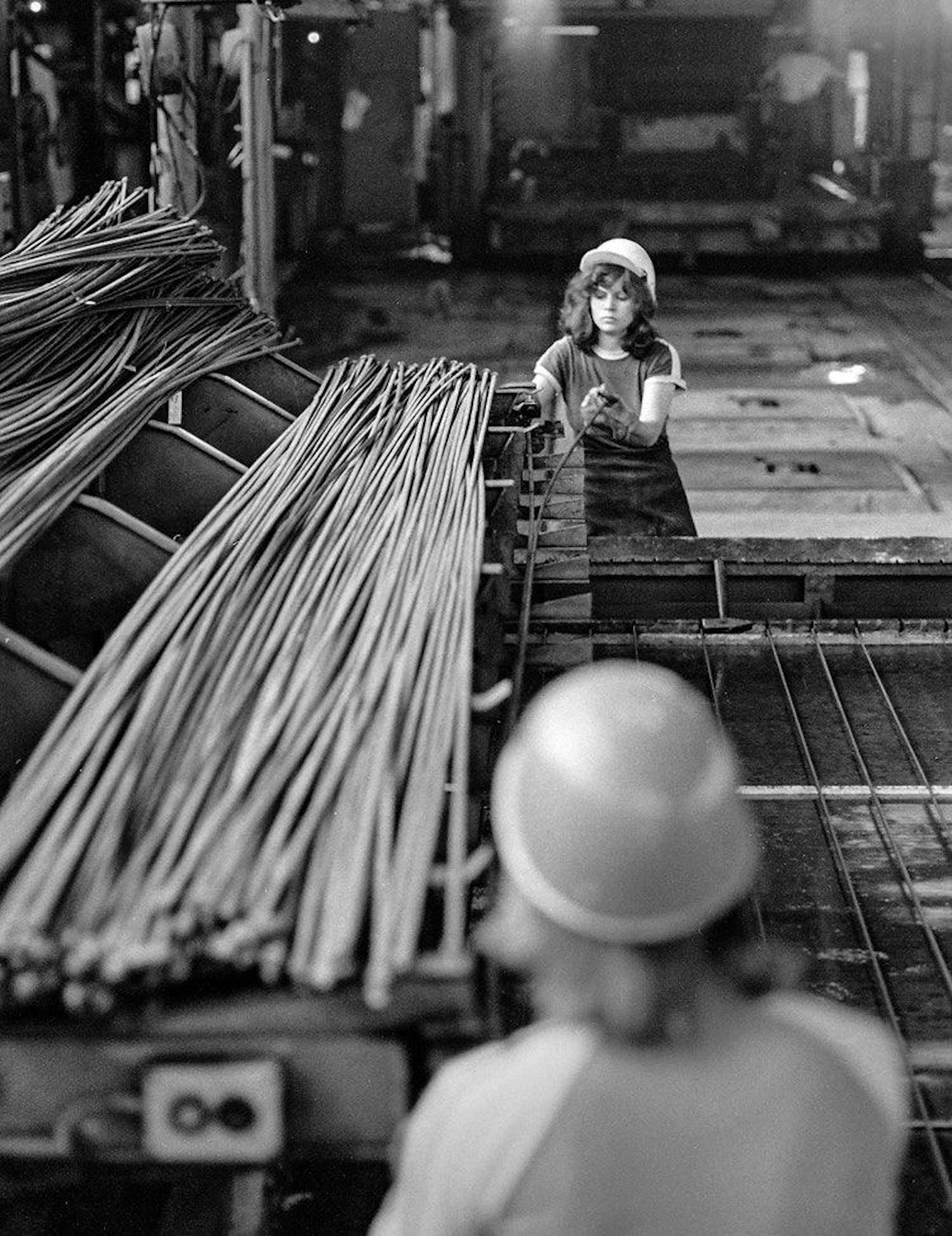 Einziehen von Spannstahl bei der Betonplattenherstellung, Betonwerk Grünau, 1978