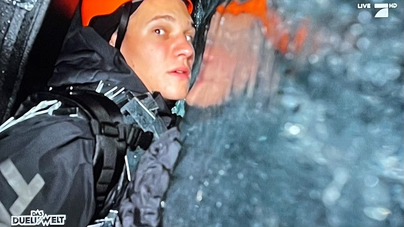 Wincent Weiss in der engen Gletscherspalte. 