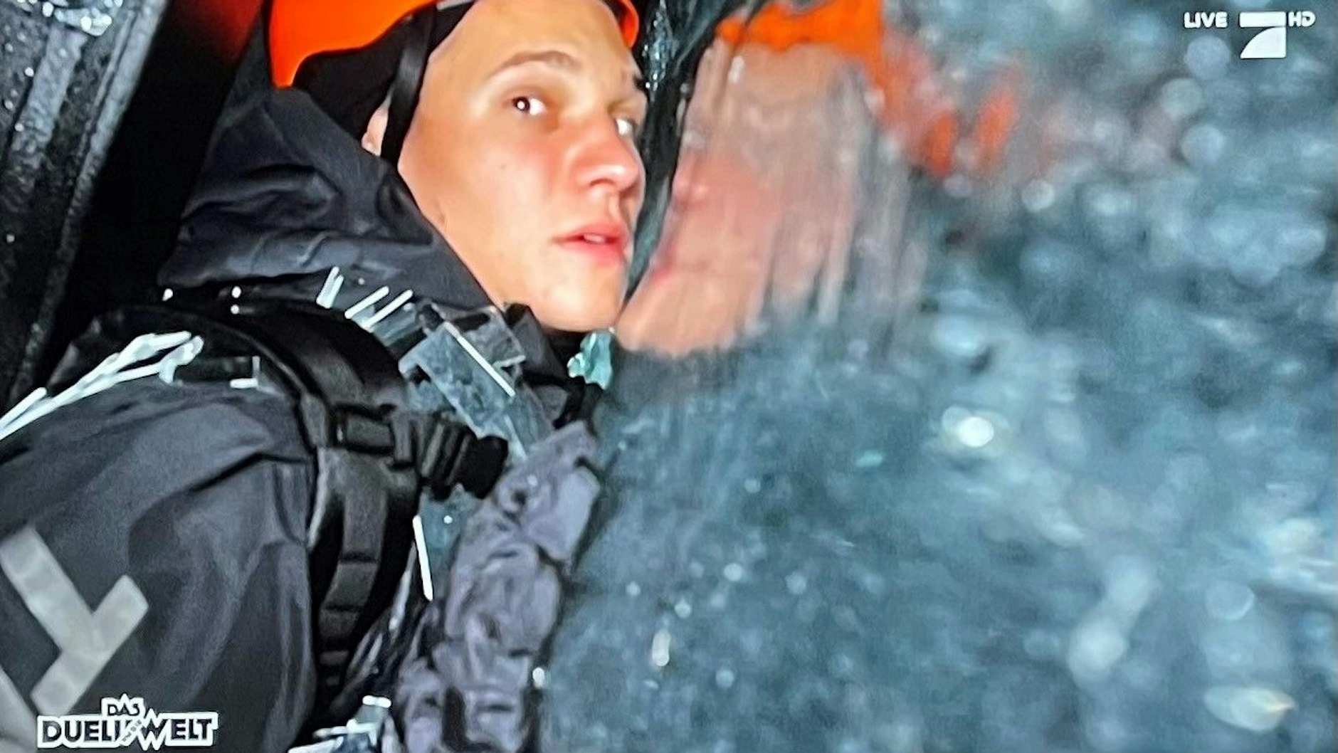 Wincent Weiss in der engen Gletscherspalte.&nbsp;