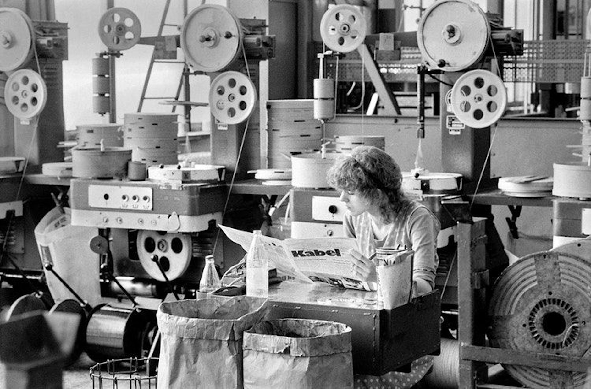 Zeitungslektüre während einer Pause, VEB Kabelwerk Oberspree (KWO), Berlin, 1981