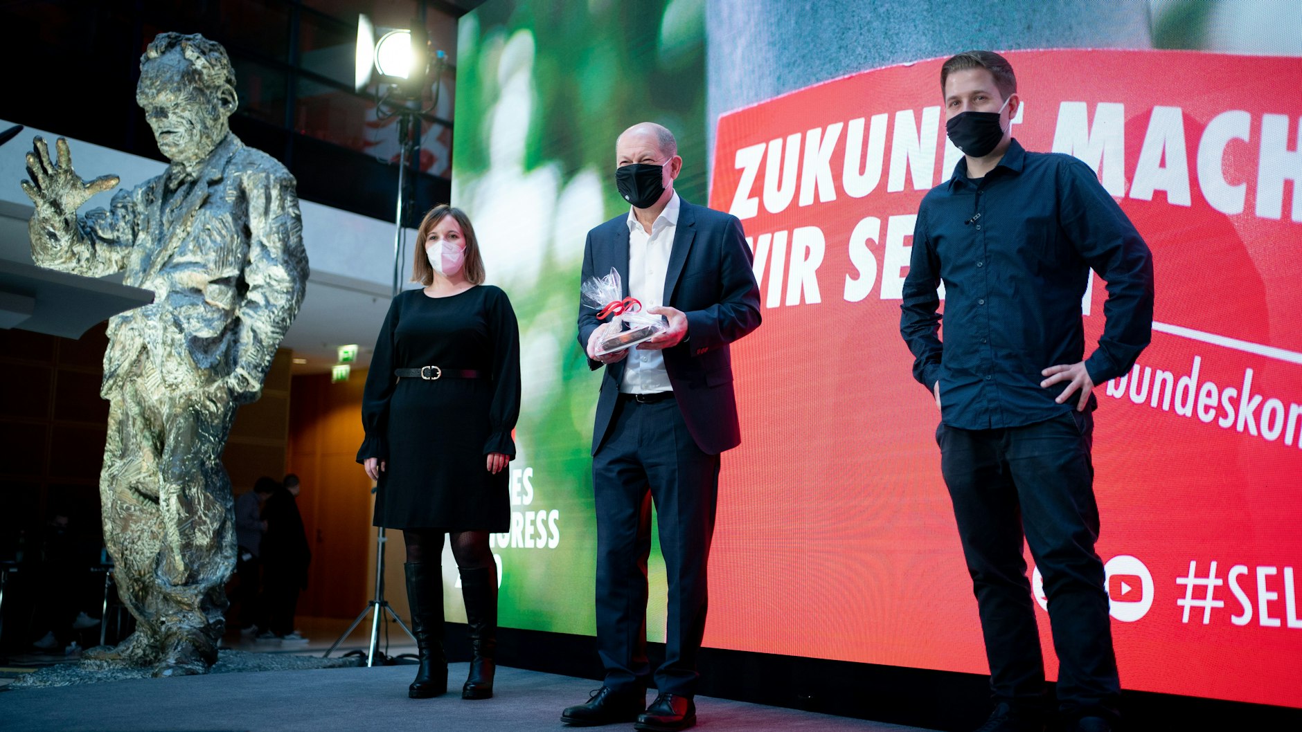 Jessica Rosenthal, SPD-Kanzlerkandidat Olaf Scholz (SPD) und Kevin Kühnert beim Online-Bundeskongress der Jungsozialisten (Jusos) im Willy-Brandt-Haus (v. l.).