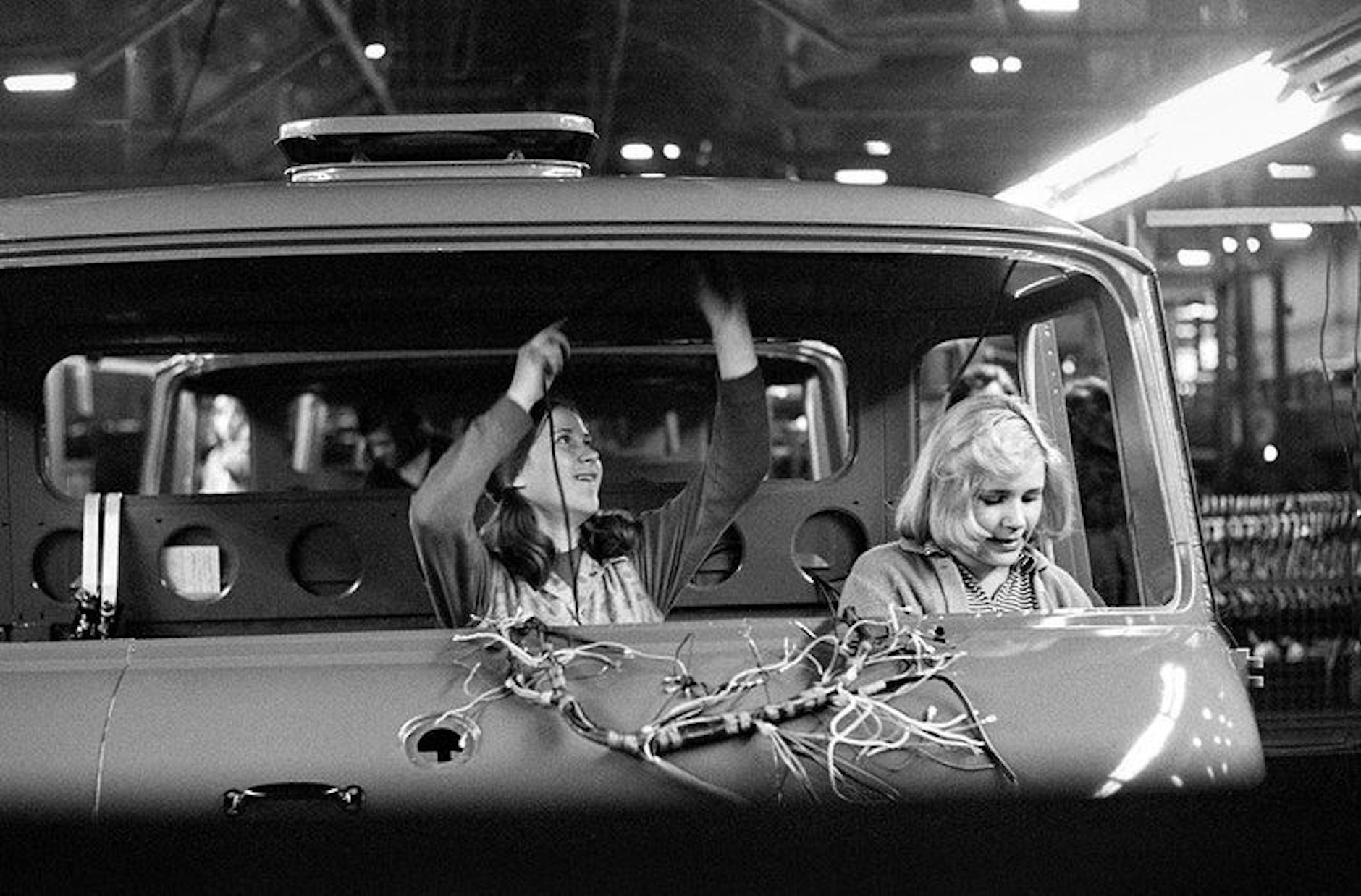 Kabelverlegung beim LKW-Modell IFA W 50, VEB IFA-Automobilwerke Ludwigsfelde, 1974