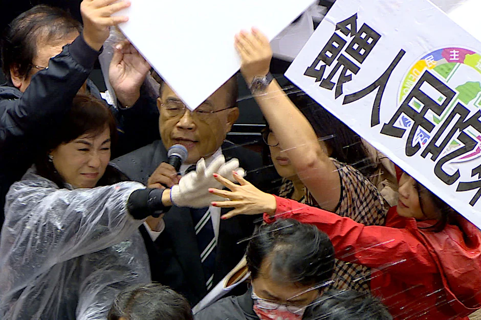 Su Tseng-chang, Ministerpräsident von Taiwan, spricht im Parlament als er mit Schweineinnereien beworfen wird.