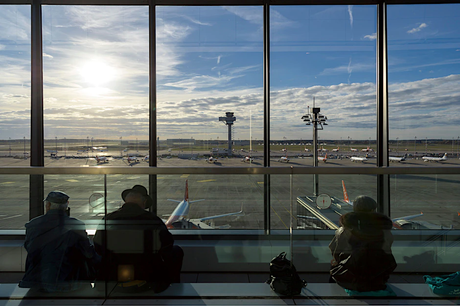 ARCHIV - 02.11.2020, Brandenburg, Schönefeld: Gäste blicken von der Besucherterrasse vom Terminal 1 des Flughafens Berlin Brandenburg (BER) im Licht der untergehenden Sonne auf das Vorfeld. (zu "Aufsichtsrat der Flughafengesellschaft Berlin-Brandenburg") Foto: Soeren Stache/dpa-Zentralbild/dpa +++ dpa-Bildfunk +++