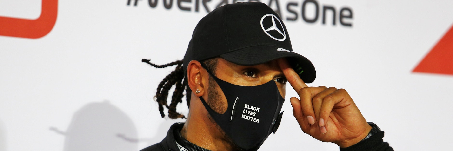 Lässt sich nicht in die Karten schauen: Lewis Hamilton pokert um einen neuen Mercedes-Vertrag.&nbsp;