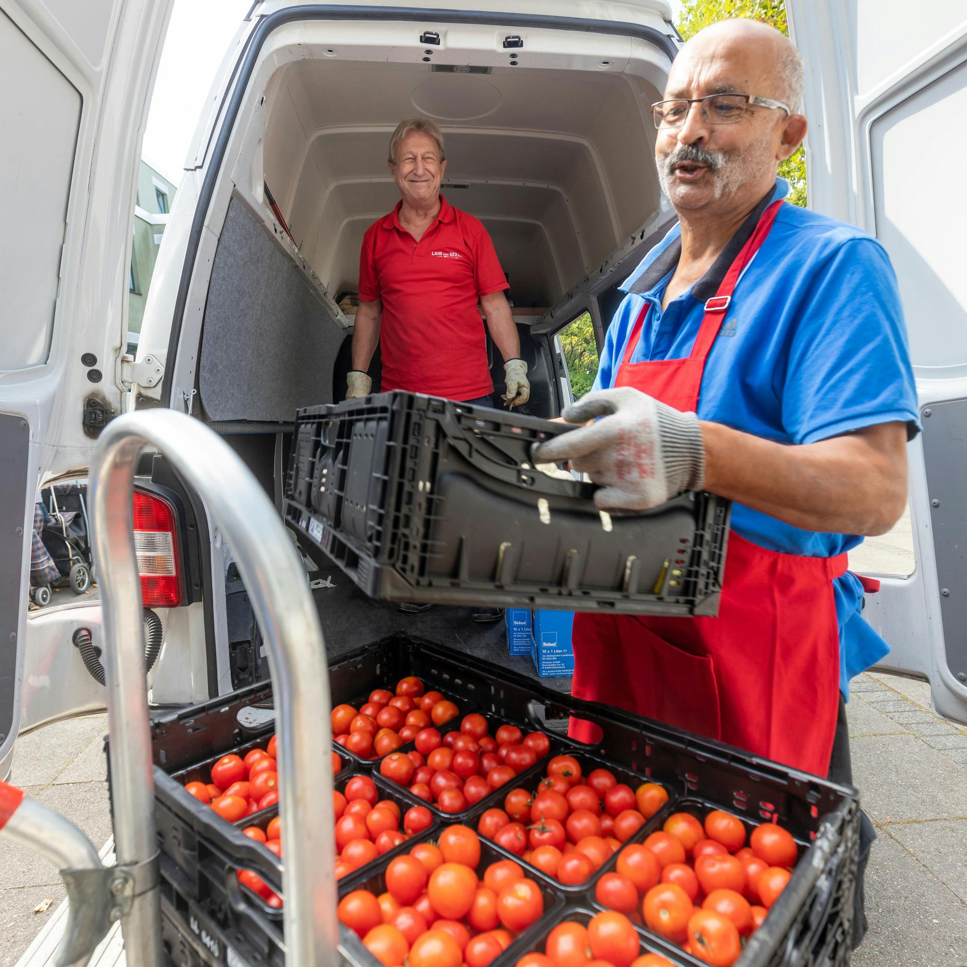 Ehrenamtliche Helfer bei einer Ausgabestelle der Tafel in Neukölln. In der Stadt gibt es insgesamt 45 Anlaufstellen für Bedürftige. <br>