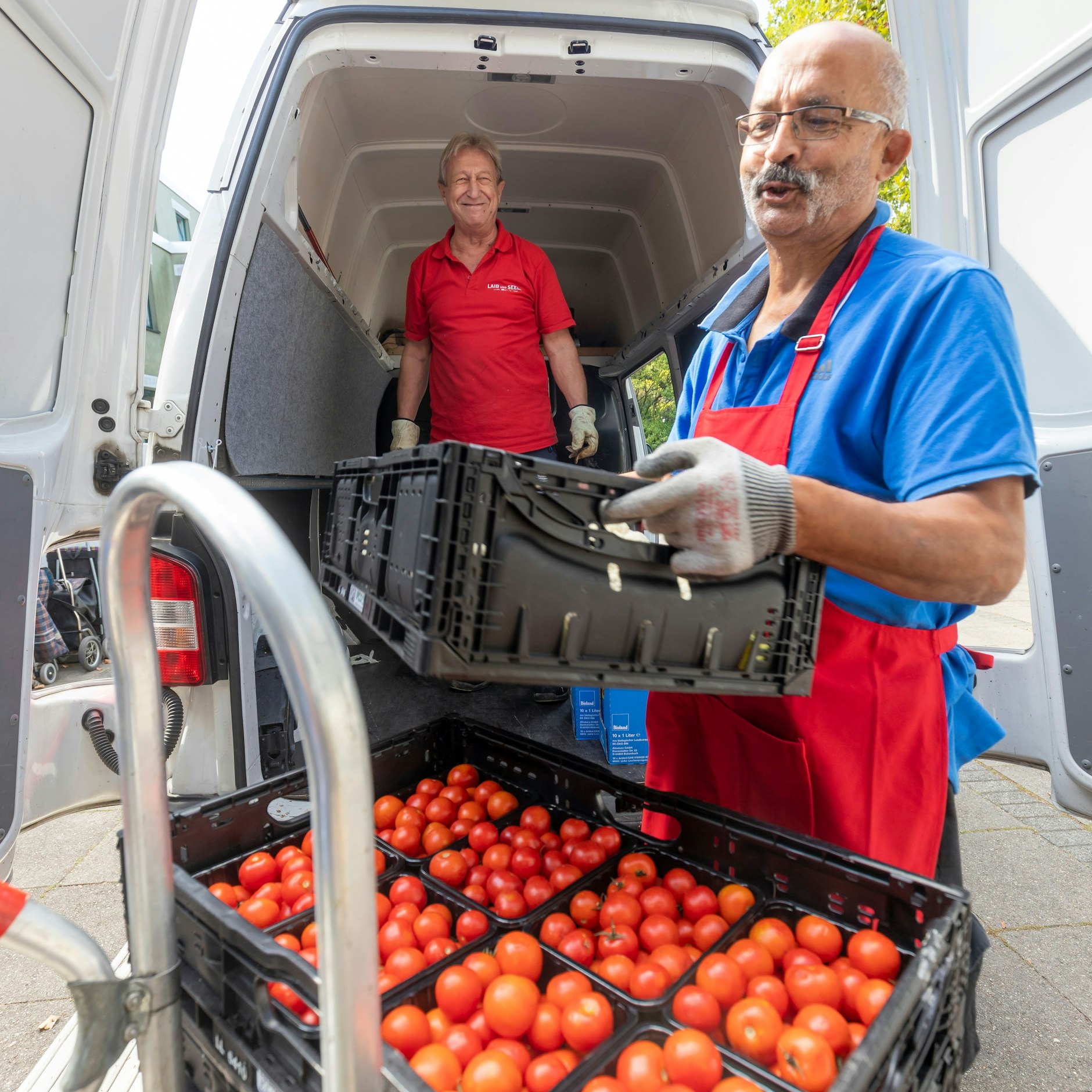 Ehrenamtliche Helfer bei einer Ausgabestelle der Tafel in Neukölln. In der Stadt gibt es insgesamt 45 Anlaufstellen für Bedürftige.&nbsp;&nbsp;<br>
