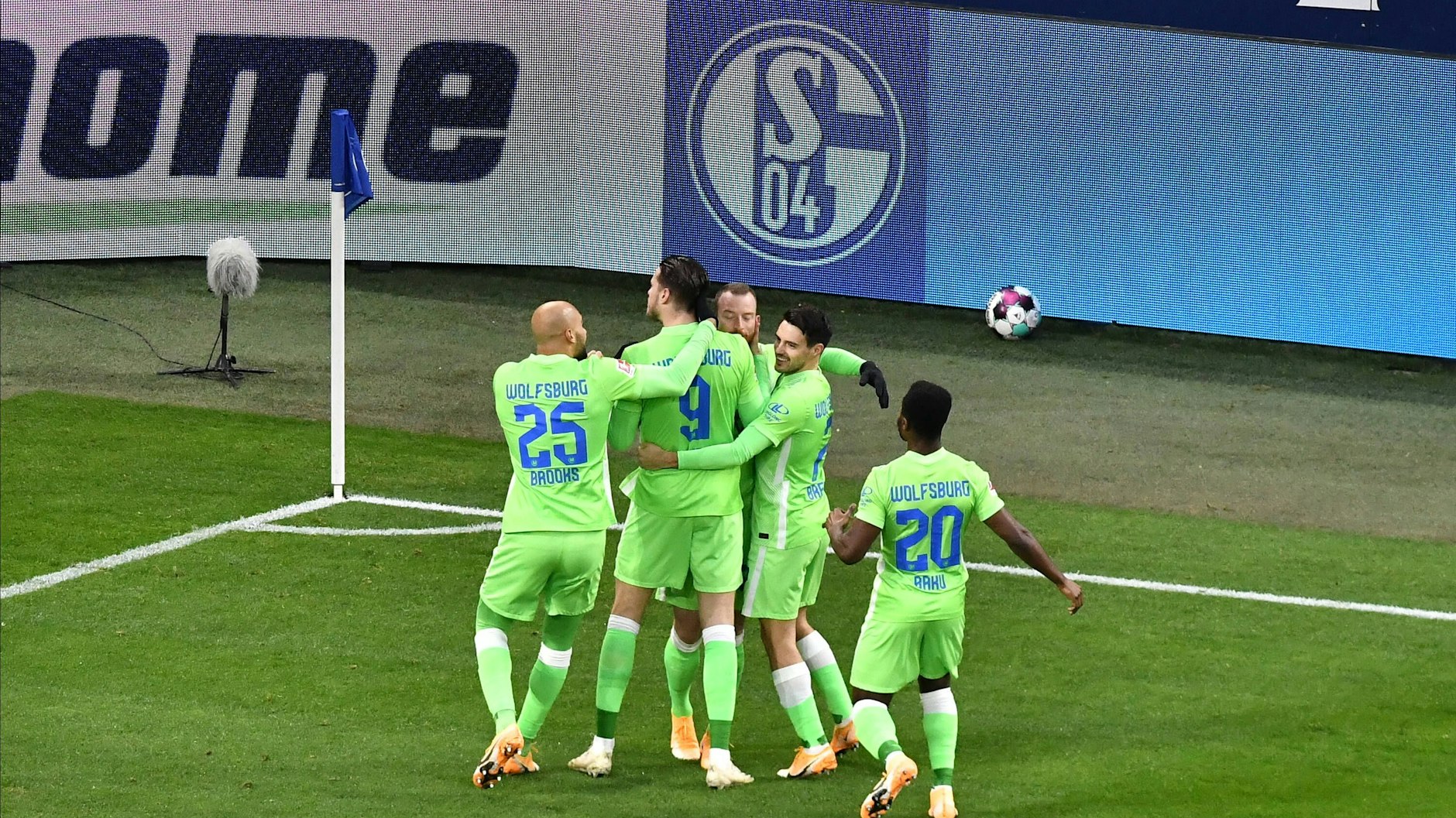 Schon eine Woche zuvor auf Schalke zog es Wout Weghorst und die Wolfsburger Jubelschar zur Eckfahne.