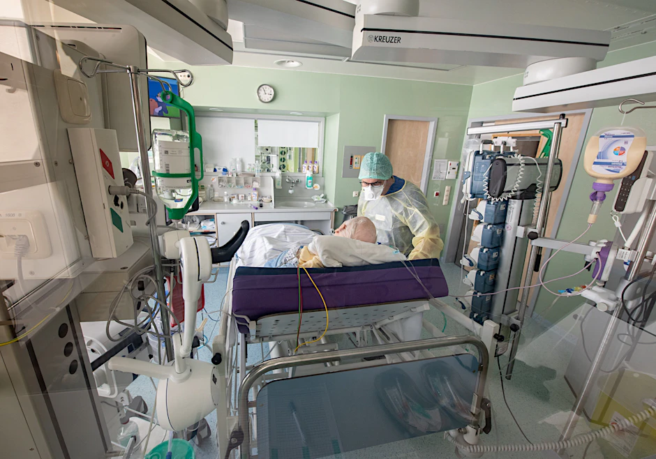 Ein isoliertes Intensivbett-Zimmer in einer Klinik.