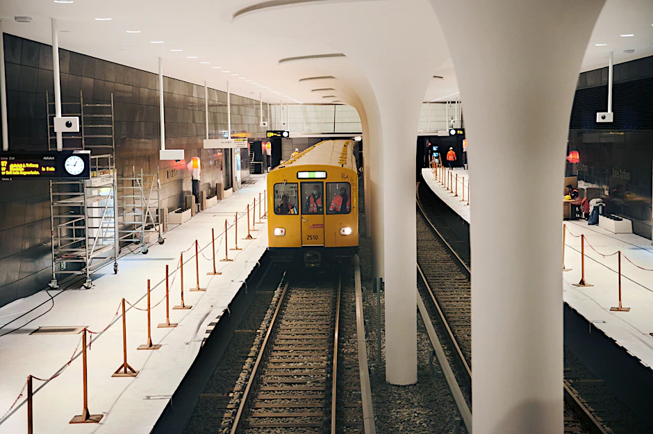 Eine U-Bahn fährt als Schulungsfahrt durch die neue U5-Station Rotes Rathaus.